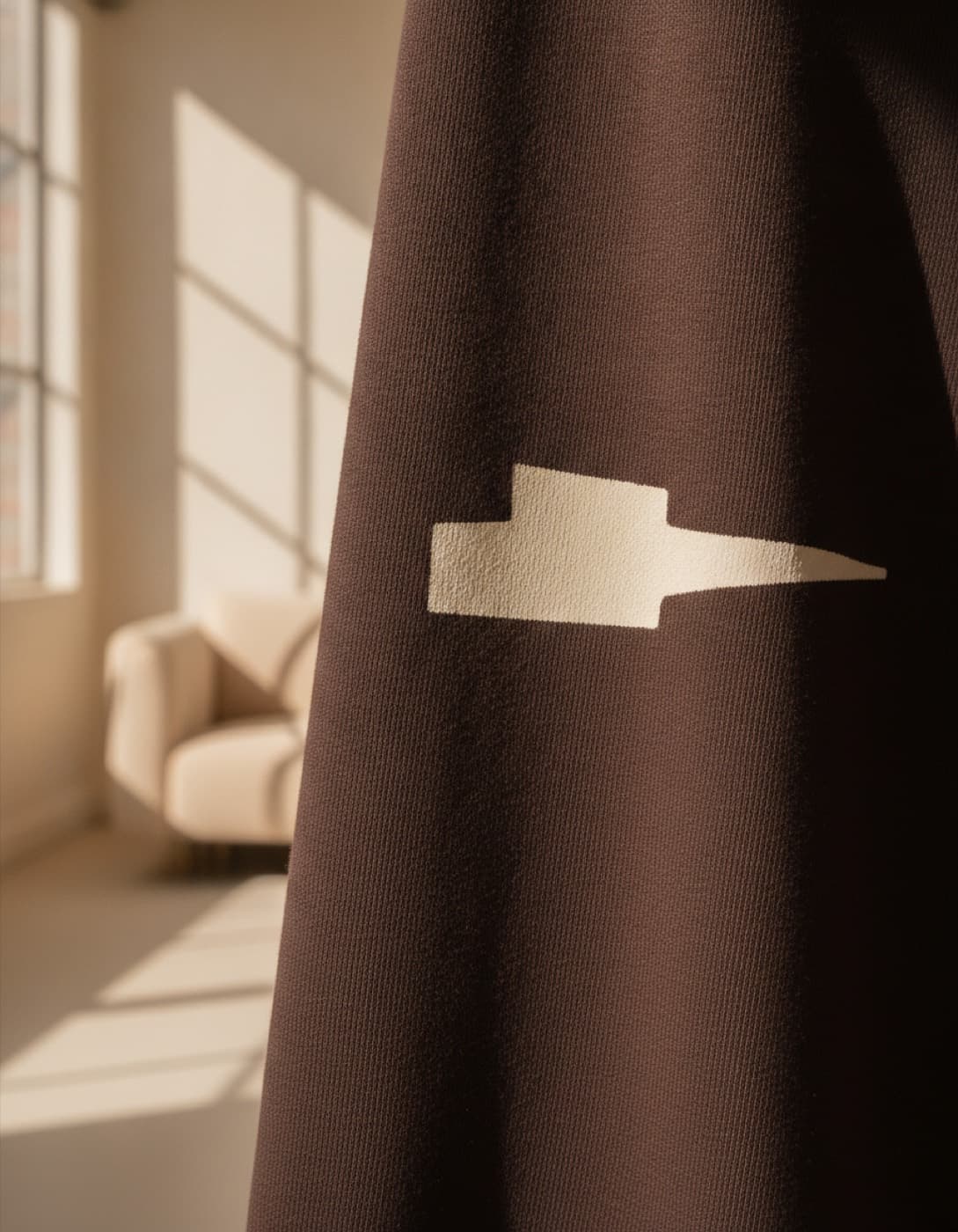 Primer plano de la tela chocolate con un estampado en crema
