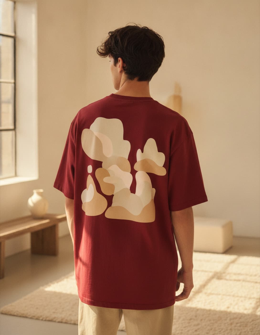 Camiseta oversize roja vista por la espalda, con un estampado grande de formas orgánicas